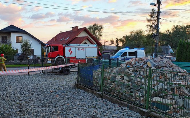 Jadowniki. Śmiertelny wypadek w czasie prac remontowo-rozbiórkowych. Komin osunął się na 26-latka