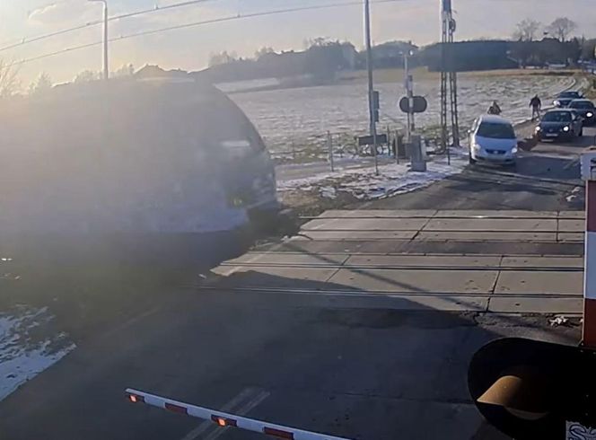 Sekundy dzieliły kierowców od tragedii. Odholowywali zepsute auto z torów po zamknięciu szlabanów