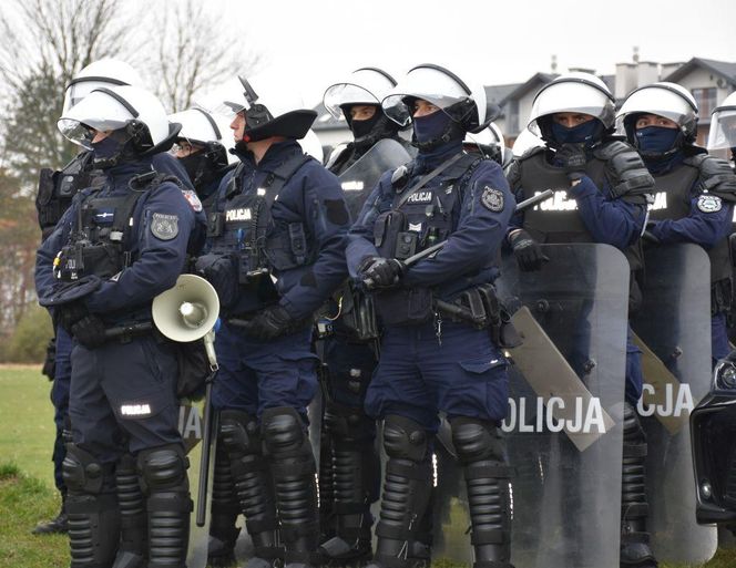 Policja na meczu w Jarosławiu. Kibice wbiegli na murawę 