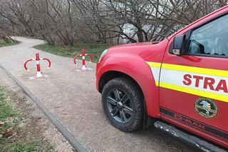 Zablokowali im możliwość dojazdu nad rzekę. Kto teraz będzie ratował ludzi? Burmistrz odpowiada