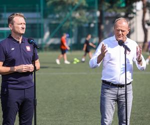  Filmik z Tuskiem trafił do sieci! Donald Tusk zaskoczył dzieci i ministra sportu