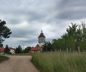 Prawie jak dom Muminków. Zabytkowa wieża na Mazurach zachwyca