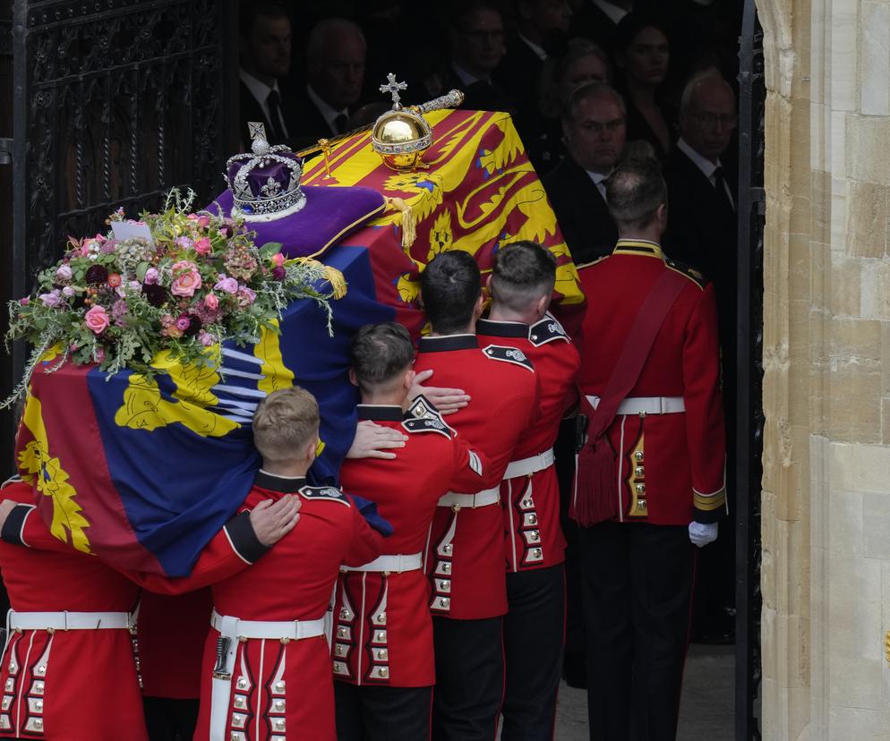 Trumna z ciałem Królowej przybyła do Westminsteru