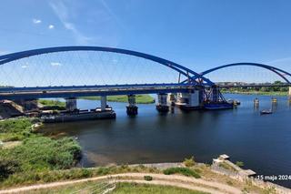 Tak, przy pomocy barek, nasunęli przęsło mostu w Wolinie na konstrukcję obiektu WIDEO