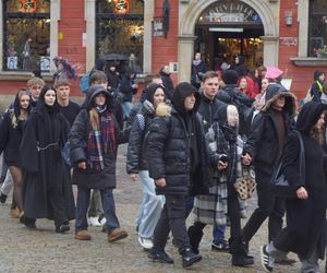 Polonez dla Fredry 2025 we Wrocławiu. Maturzyści zatańczyli na Rynku [ZDJĘCIA]