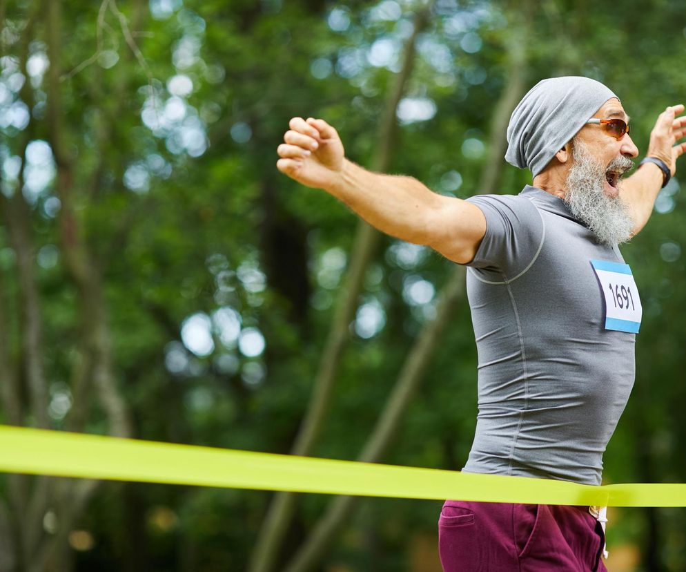 Sposób na przedłużenie życia masz w zasięgu ręki (i nóg). Takie ćwiczenia zmniejszają ryzyko zgonu o 33 proc.  