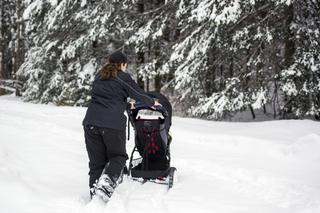 Zimowy spacer: co zrobić, by dziecku było ciepło?