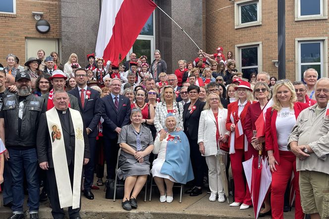 Biało-czerwone flagi, modlitwa, pieśni, zabytkowe auta i kiełbaski. Polonia z Nowego Jorku uczciła majowe rocznice