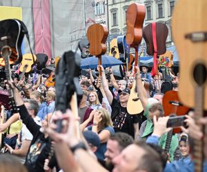 Gitarowe granie z zespołem Dżem na Rynku w Katowicach