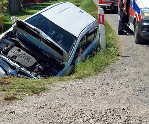 Wypadek na DK 42 w Parszowie. Auto wylądowało w rowie