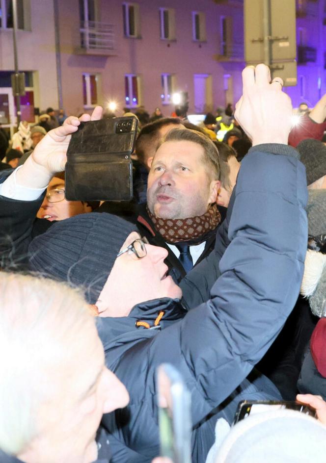 Protest polityków PIS przeciwko zatrzymaniu Wąsika i Kamińskiego