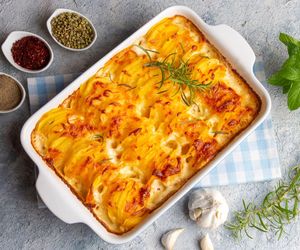 Najprostszy przepis na zapiekankę ziemniaczaną. Sycący obiad dla całej rodziny