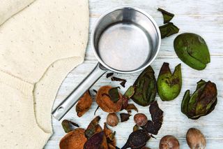 DIY: farbowanie dzianiny barwnikiem z awokado – to będzie potrzebne