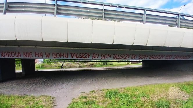 "Kultowy" napis "Karola nie ma w domu talerzy..." powrócił w nowej odsłonie