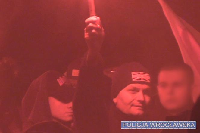 Wrocław: Tych osób szuka policja. Chodzi o marsz narodowców! [ZDJĘCIA]