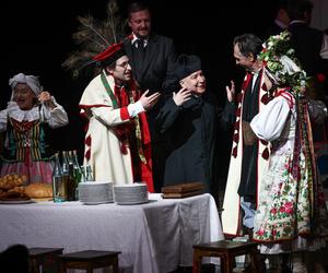 Wesele w reż. Mai Kleczewskiej w Teatrze Słowackiego w Krakowie. Premiera przyciągnęła tłumy