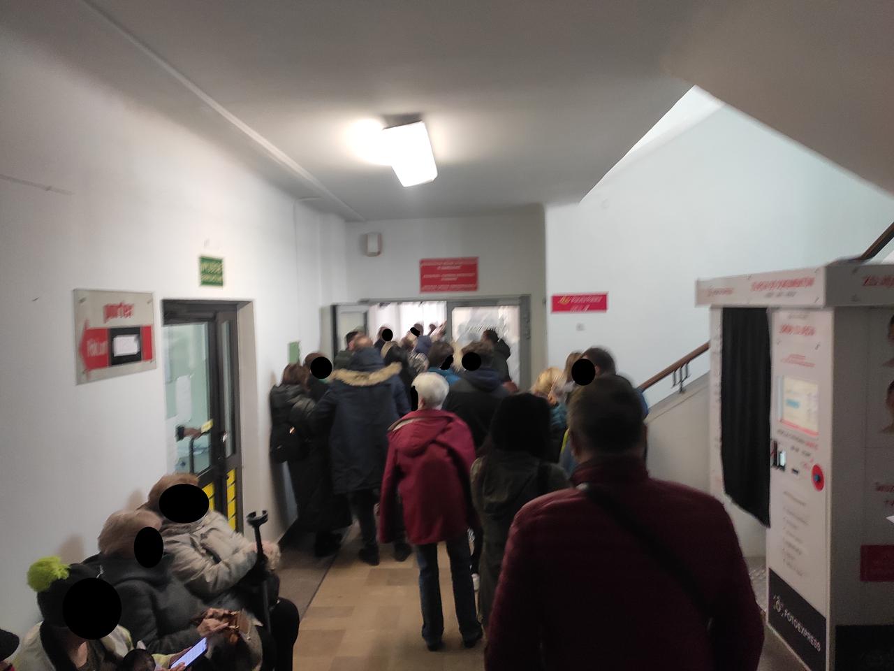 Duże kolejki w radomskim Biurze Paszportowym - Skąd się wzieły?