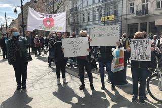 Protest na Piotrkowskiej. Pracownicy administracyjni szkół protestowali przeciwko redukcji etatów [ZDJĘCIA]