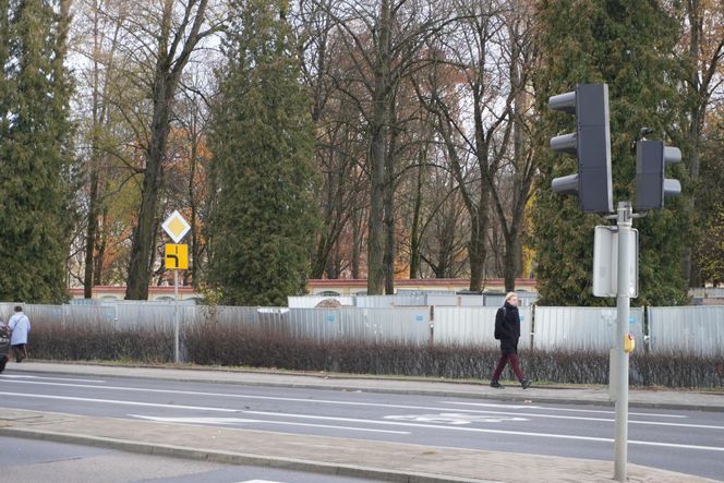 Główne wejście do Parku Planty zagrodzone