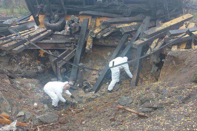 Tak wyglądają zniszczenia po wybuchu w Przewodowie. Na miejscu pracują policyjni eksperci