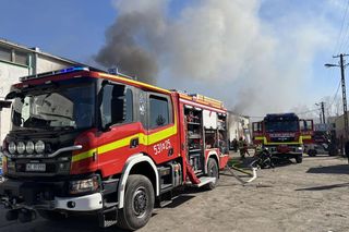 Pożar hali w Nowym Dworze Mazowieckim. Jedna osoba poparzona. Pilna ewakuacja pracowników