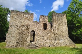 Ruiny z historią i legendą w tle. Kiedyś twierdza rycerzy, dziś obiekt uwielbiany przez fotografów 