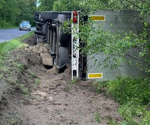 Manewr zakończony w rowie. Przewrócona ciężarówka w Siedlcu niedaleko Gostynia [ZDJĘCIA]