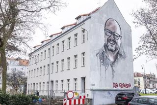 Paweł Adamowicz na muralu. Miał zniknąć, a wciąż zachwyca