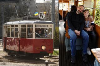 Parówki opanowały Warszawę. Zabytkowe tramwaje sprawiły wielką radochę pasażerom