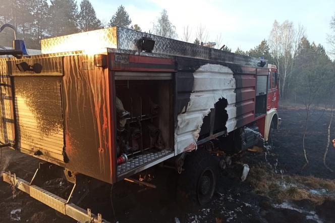 GIGANTYCZNY pożar w okolicach Janowa! Spłonął wóz strażacki! To było podpalenie?