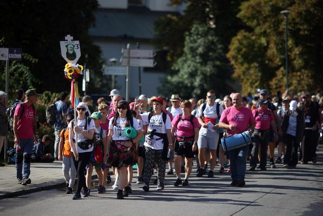 Pielgrzyma na Jasną Górę ruszyła z Krakowa. Tłumy uczestników zmierzają do Częstochowy