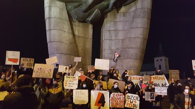  Protest kobiet 30.10.2020 w Rzeszowie: Co działo się na ulicach miasta? [AKTUALIZACJA]