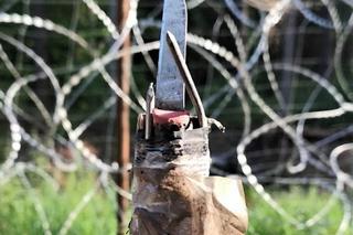 Polski żołnierzy ugodzony nożem. Brutalne starcia z migrantami na granicy polsko-białoruskiej [ZDJĘCIA].