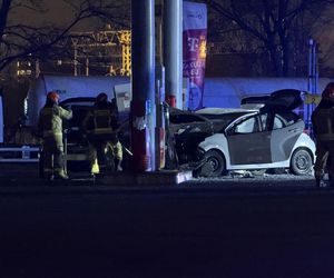 Samochód staranował stację benzynową! Ewakuacja, są ranni