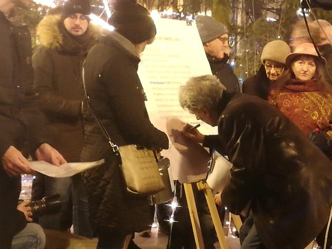 Manifestacja w obronie sądownictwa na Rynku Staromiejskim w Toruniu