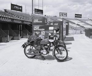 Osy kręciły kółka na stadionie żużlowym w Lesznie. Ogólnopolski zlot skuterów Osa Osieczna-Leszno 