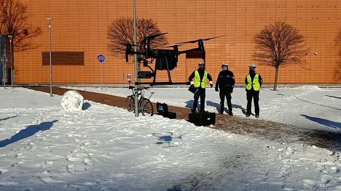 Pomorscy policjanci przetestowali w Gdańsku nowego drona. Będzie wykrywał i nagrywał wykroczenia kierowców na drogach