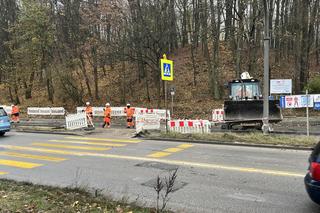 Ukłdanie asfaltu na nowo powstającym rondzie na ul. Słowiańskiej w Gorzowie
