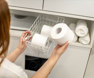 Do szafy z ręcznikami i pościelą włóż rolkę papieru toaletowego. Szybko poczujesz różnicę