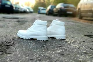 Białe buty na ulicach Warszawy. Co się dzieje?! [GALERIA]