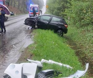 Wypadek na drodze nr 42 w Brodach. Zderzyły się dwa auta osobowe