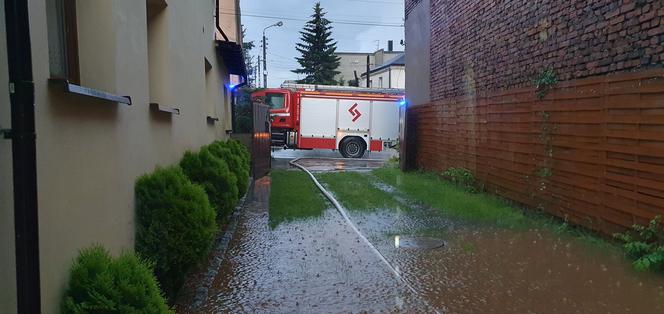 Skutki burz na Śląsku. Zalane ulice, stadion pod wodą! [ZDJĘCIA]