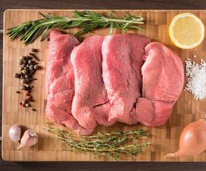 Zrazy cielęce duszone z warzywami [przepis]