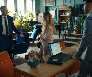 Barwy szczęścia odc. 3126. Justin (Jasper Sołtysiewicz), Oliwka (Wiktoria Gąsiewska), Henryk Kępski (Zbigniew Suszyński)