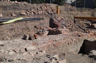 Niezwykłe odkrycia na Bulwarze Filadelfijskim w Toruniu. Zdjęcia z terenu prac