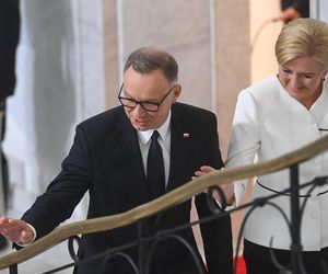 Agata Duda z kokardą na ramieniu w Sejmie