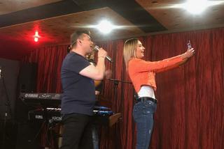 Zenek śpiewa z Olą Kot