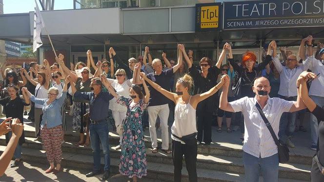 Milczący protest przed Teatrem Polskim