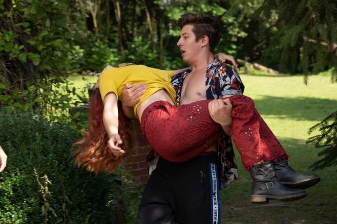 Barwy szczęścia odc. 1986. Mia (Maria Ruddick), Justin (Jasper Sołtysiewicz)