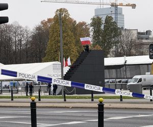 Incydent na placu Piłsudskiego w Warszawie. Mężczyzna wszedł na pomnik Ofiar Tragedii Smoleńskiej. „Zostanie w szpitalu”